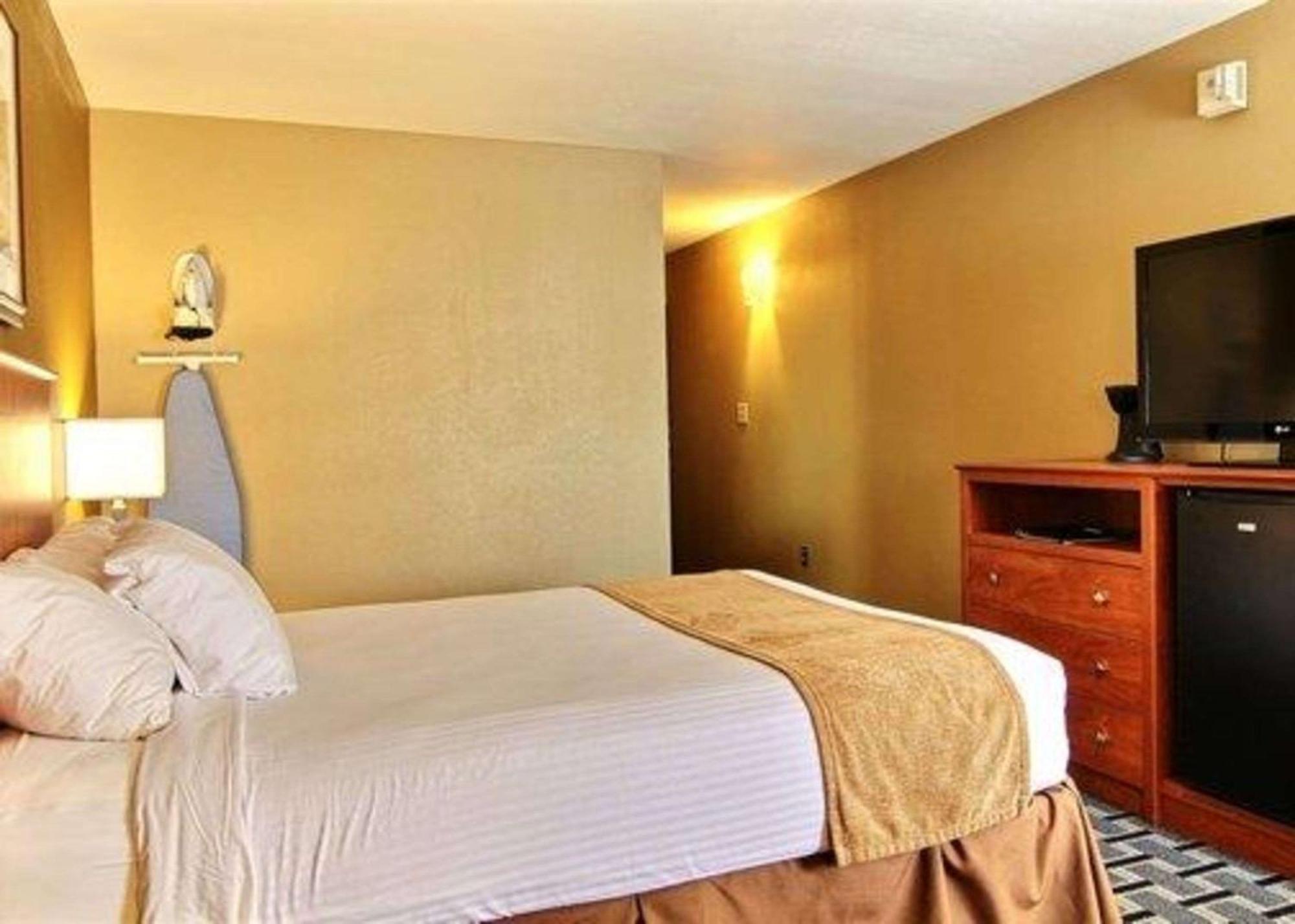 Quality Inn ธีฟริเวอร์ฟอลส์ ภายนอก รูปภาพ